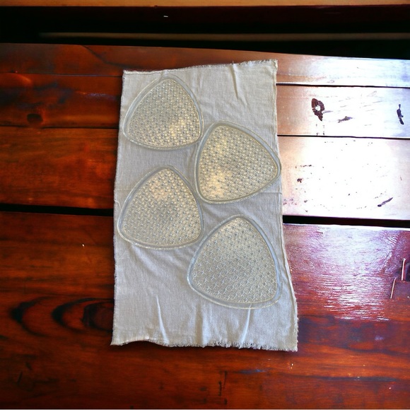 Set of 4 Vintage 1950s “Daisy & Button” Anchor Hocking triangular plates. 9” - Picture 3 of 4